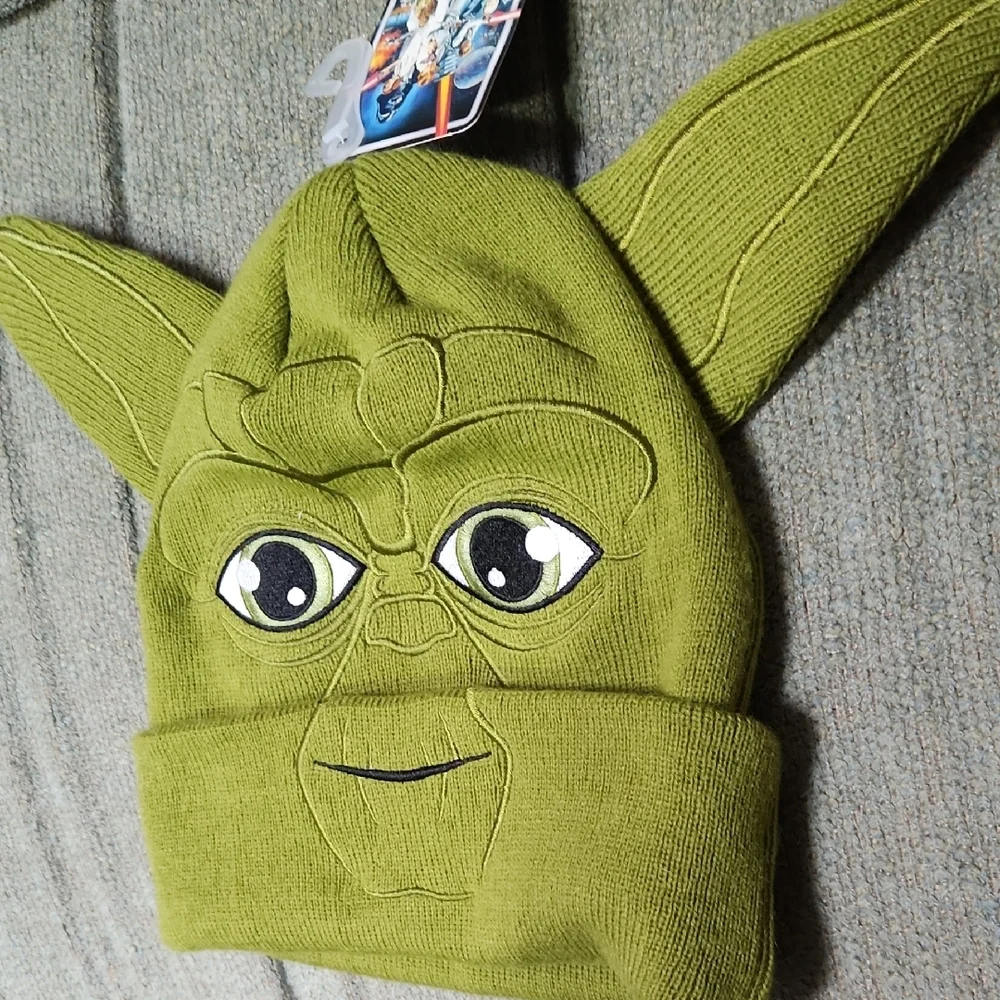 Star Wars Green Yoda Beanie - Picture 2 of 5